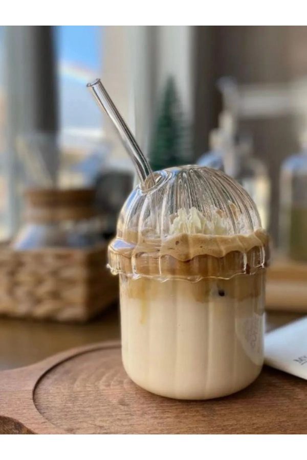 Cam Kapaklı ve Pipetli Borosilikat 450ML Bardak – Kahve Sunumu İçin Şık Tasarım Mocha